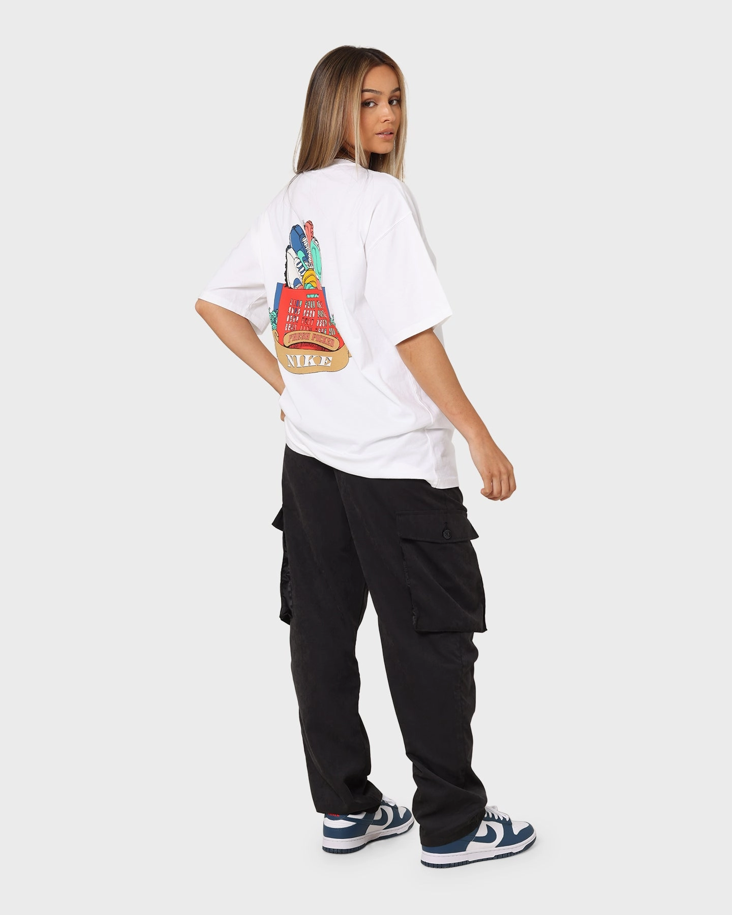 Nike Sportswear Mercato Vintage T-Shirt White/Green Shock/White Low Impact Manufacturing Fashion Top