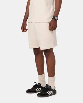 Weekend Outfit Adidas Trefoil Essentials Waffle Shorts Wonder White