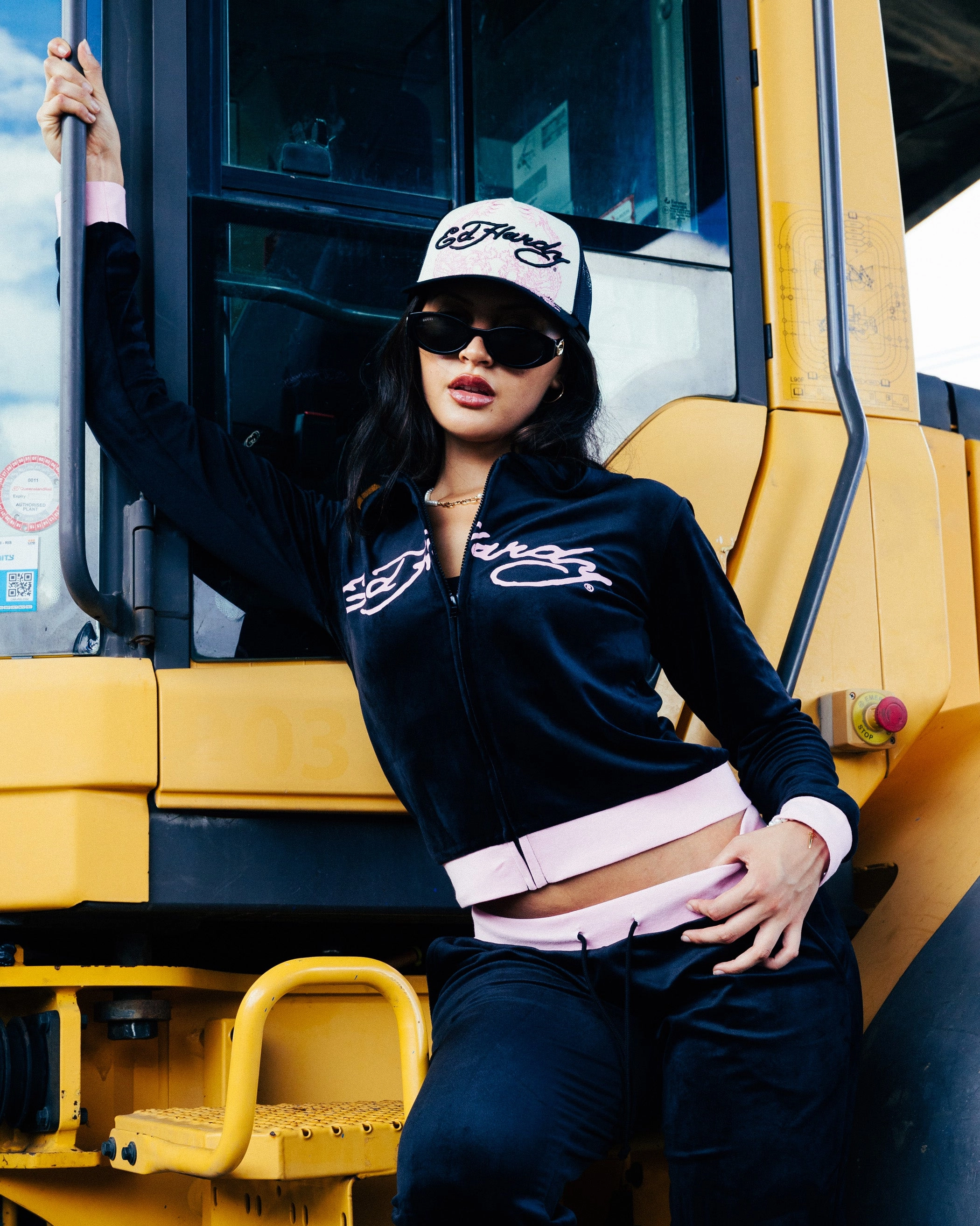Contoured Fit Ed Hardy Women's Cropped Hoodie Black/Pink