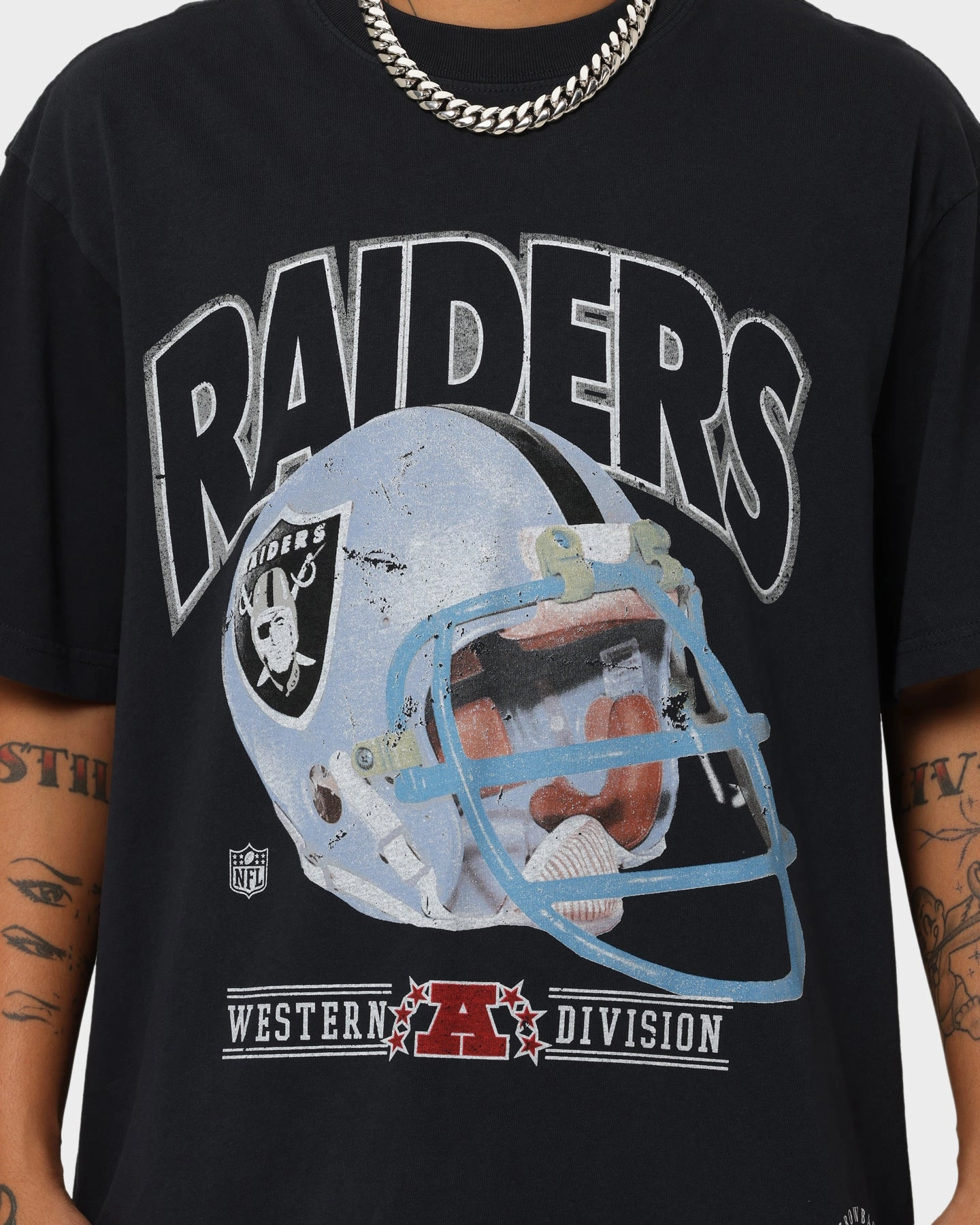 Mitchell & Ness Las Vegas Raiders Helmet Vintage T-Shirt Faded Black Leather combination