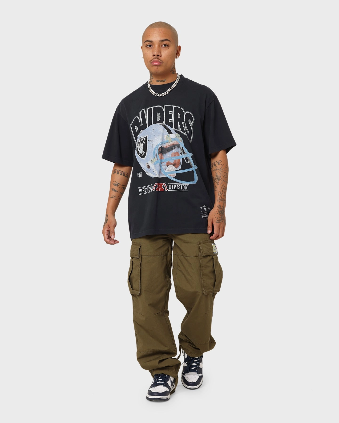 Job Interview Street Casual Look Mitchell & Ness Las Vegas Raiders Helmet Vintage T-Shirt Faded Black