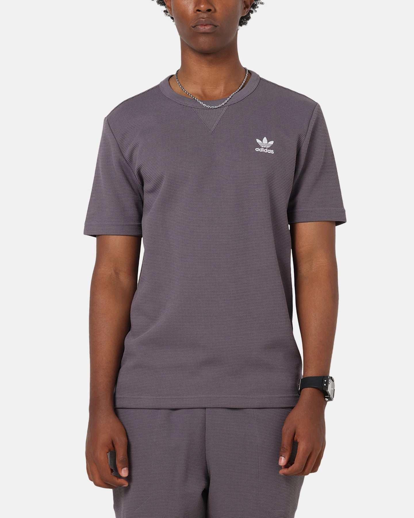 City Fashion Look Adidas Trefoil Essentials Waffle T-Shirt Grey Strata