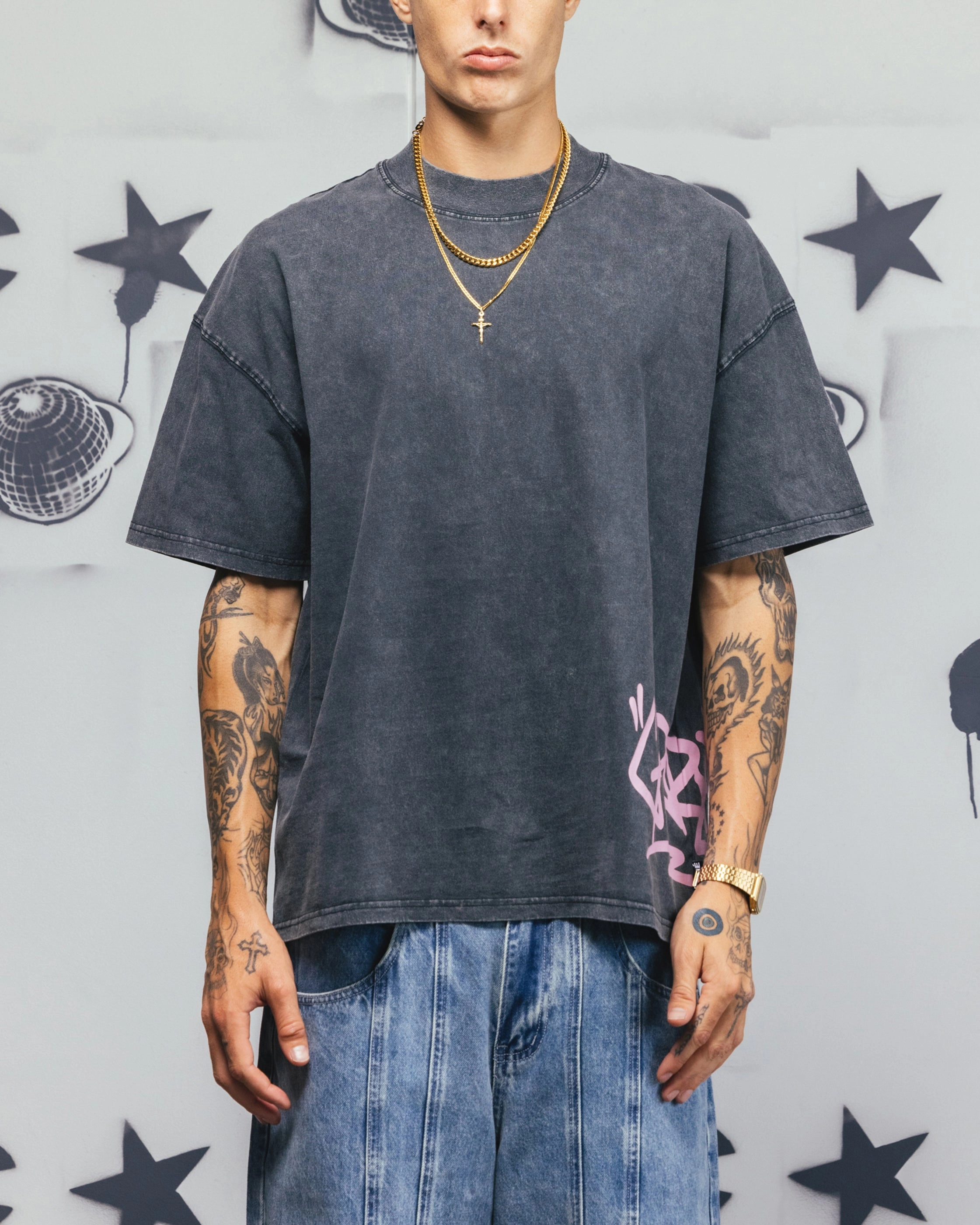 Seasonal Outfit Carre Tagline T-Shirt Washed Black/Pink