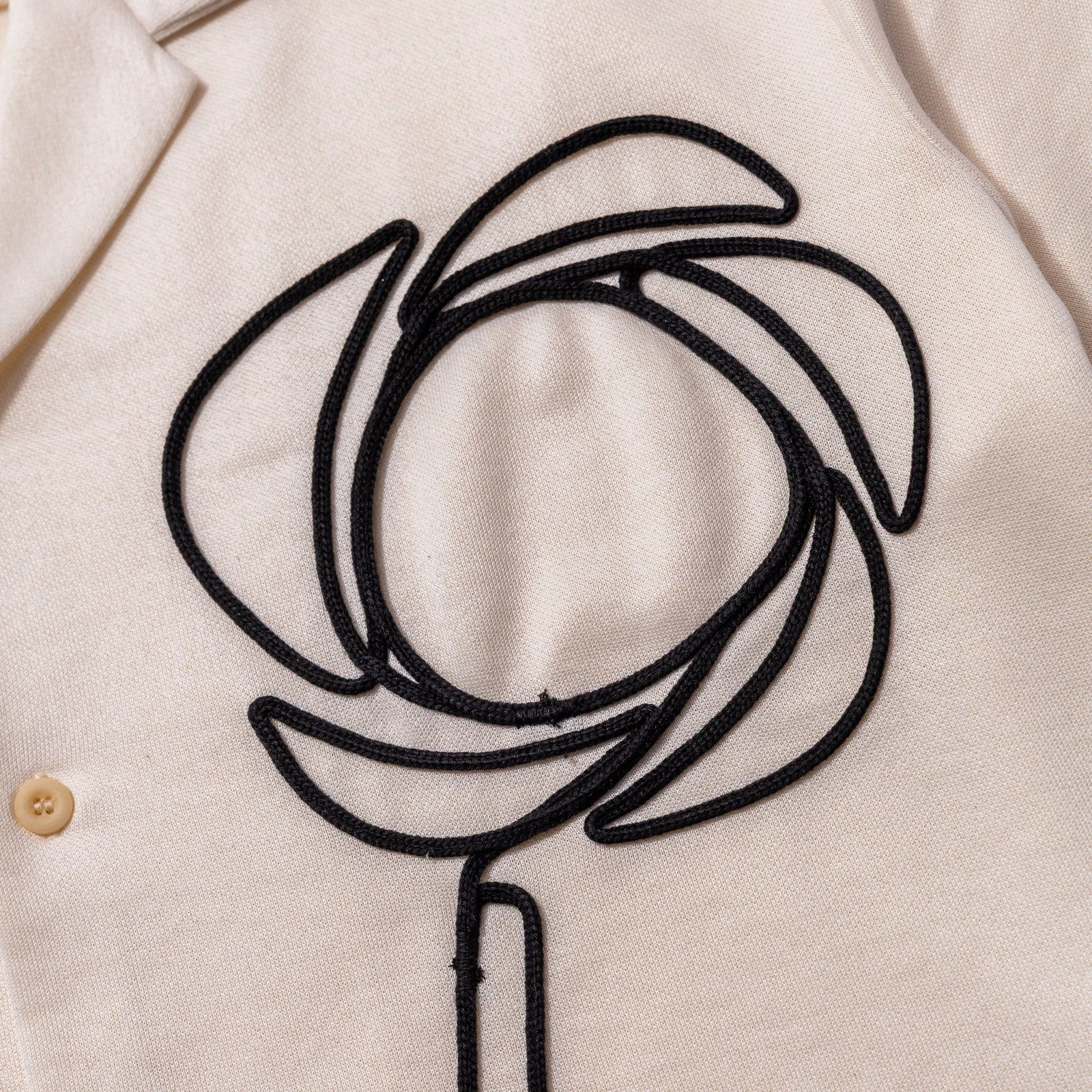 Mature Elegance Embroidered Logo Kingsrowe Auricula S/S Button-Up 'Cream'
