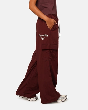 No Ride Up Mitchell & Ness Women's Chicago Bulls Wavey Text Cargo Pants Fudge