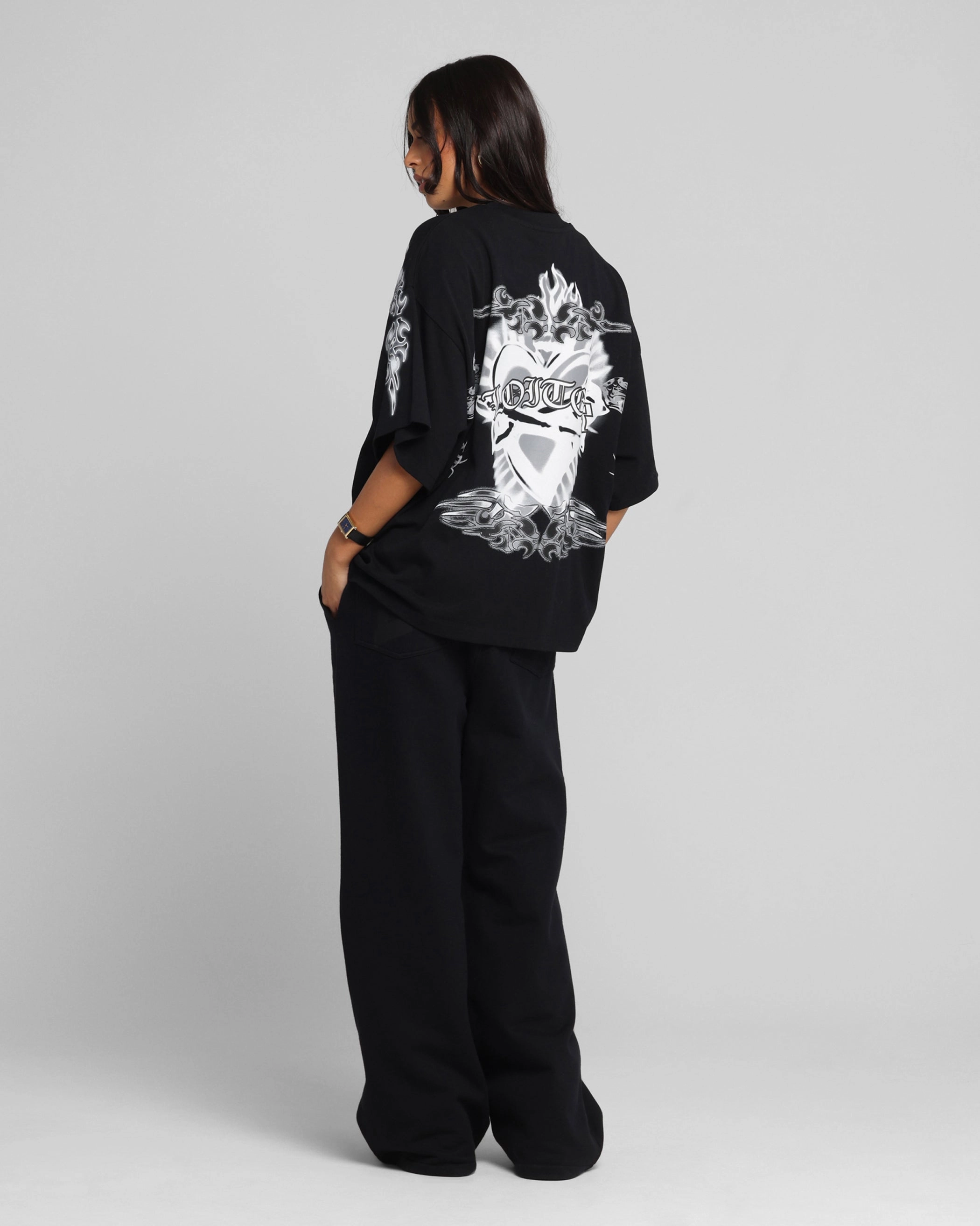 yoga clothing Timeless Piece Loiter Hearts T-Shirt Black