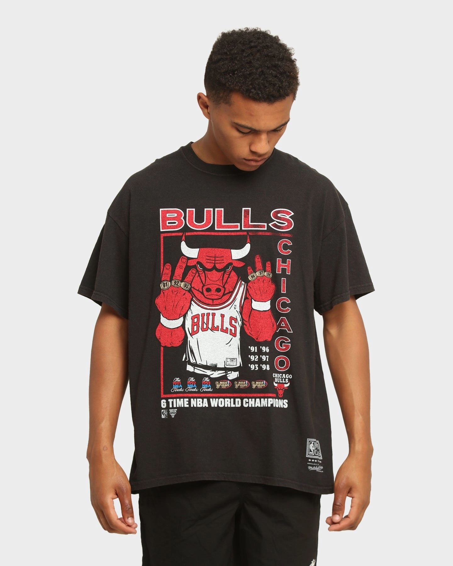 Perfect Layering Mitchell & Ness Chicago Bulls Vintage Champs Rings T-Shirt Vintage Black