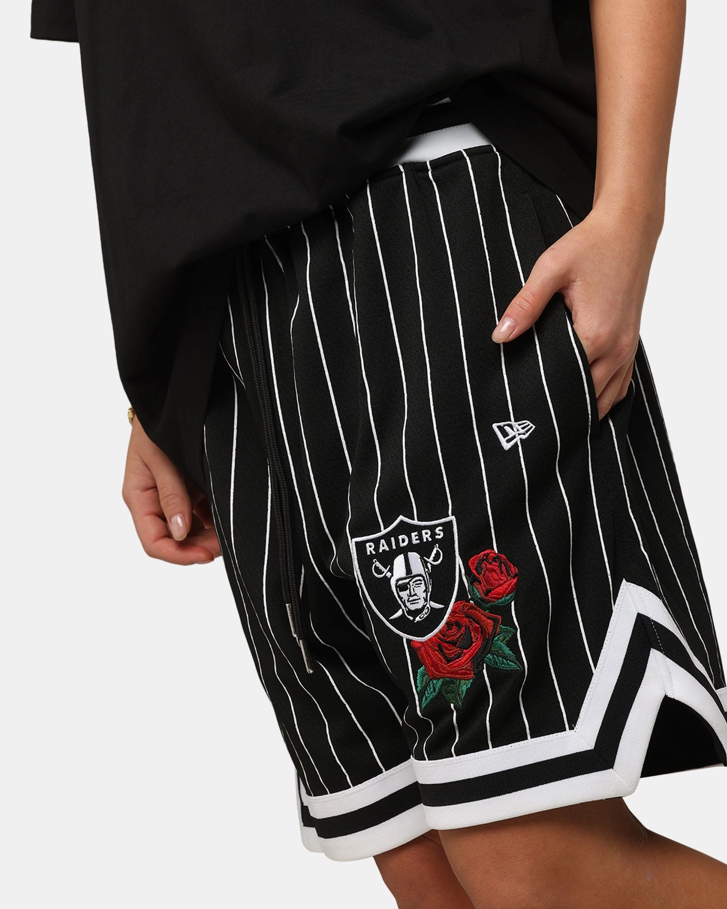 Tapered leg teenagers New Era Las Vegas Raiders Rose Mesh Shorts Black