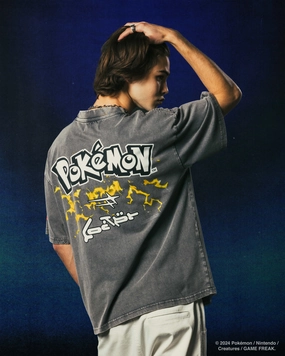 Weekend Look Relaxed fit wear Pok??mon By Loiter Pikachu Premium T-Shirt Charcoal