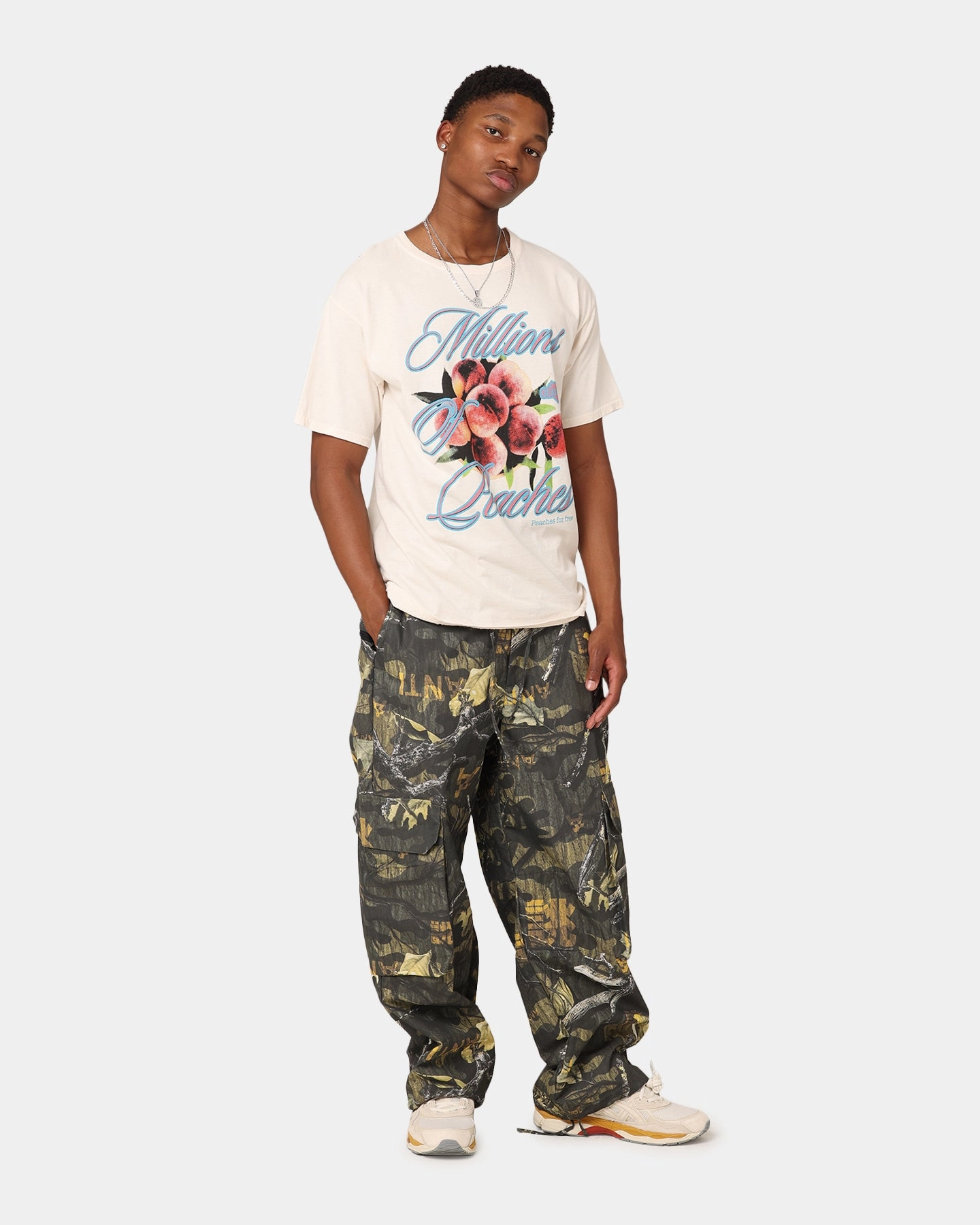 Soft Touch Fabric Elegant Goat Crew Peaches T-Shirt Off White