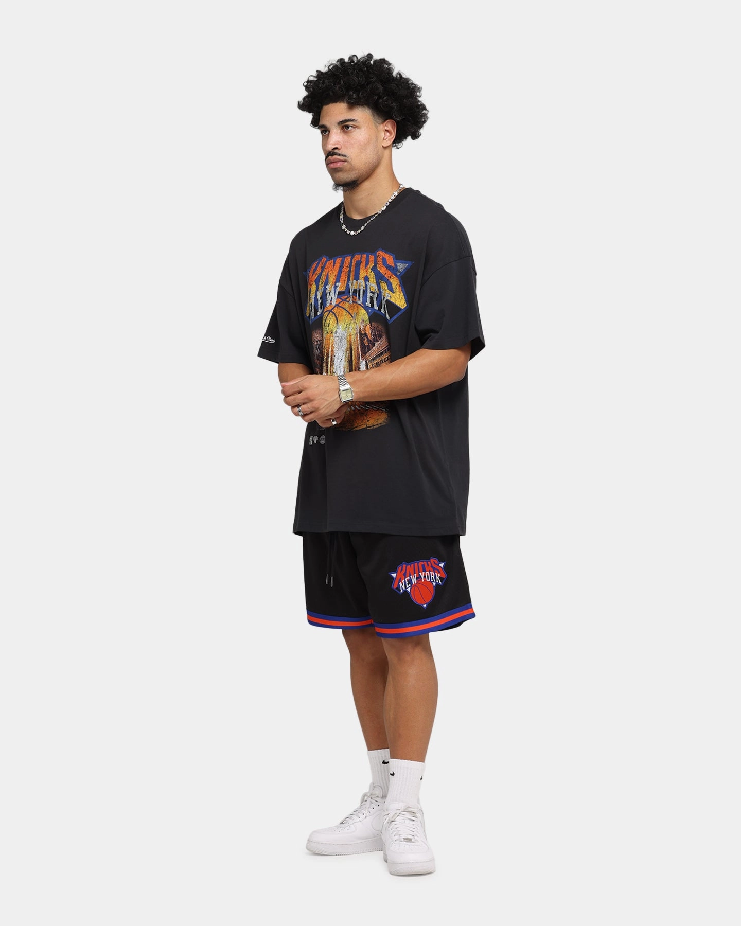 Mitchell & Ness New York Knicks The Garden T-Shirt Faded Black Streetwear Style