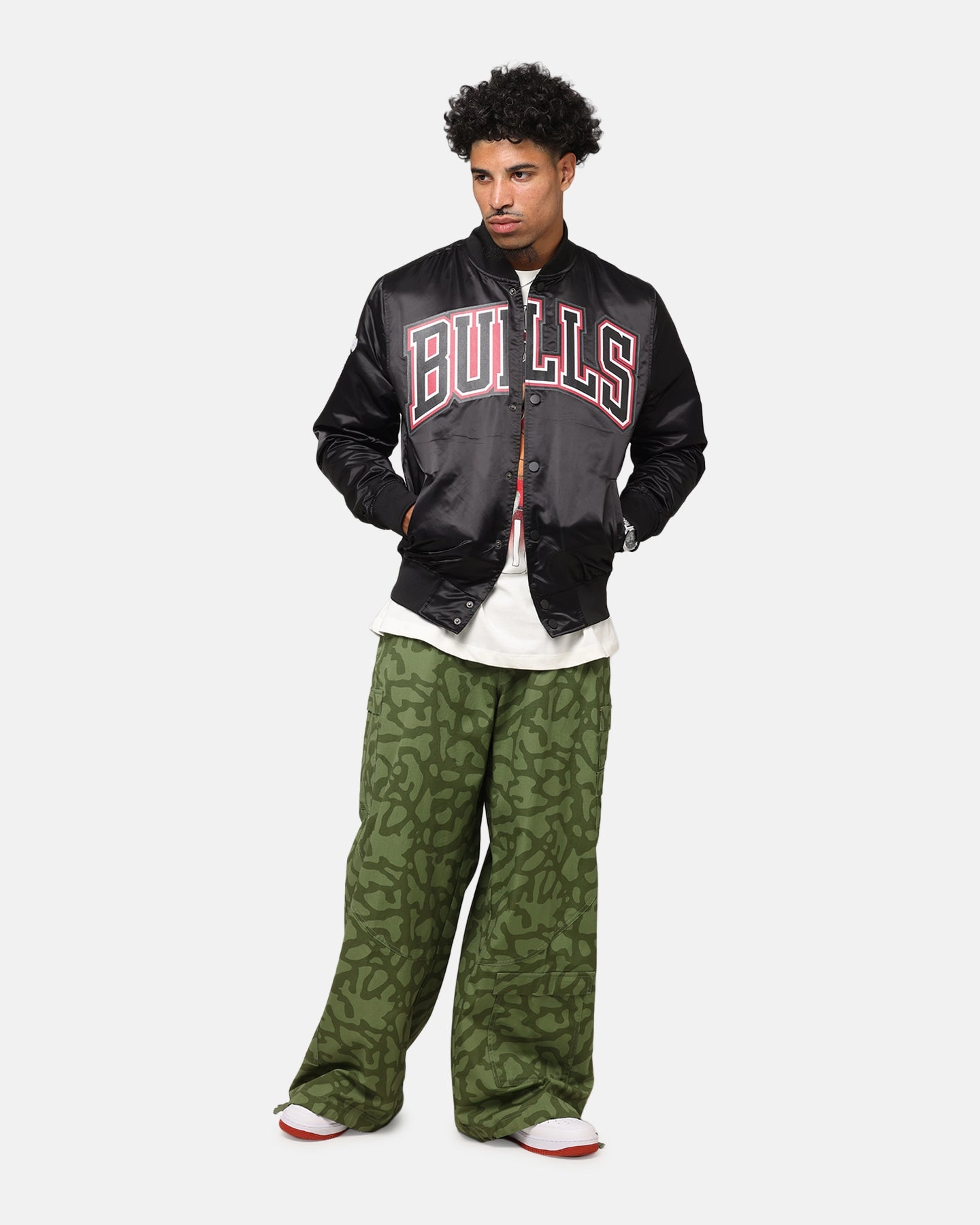 Pro Standard Chicago Bulls Big Logo Satin Jacket Black Pin