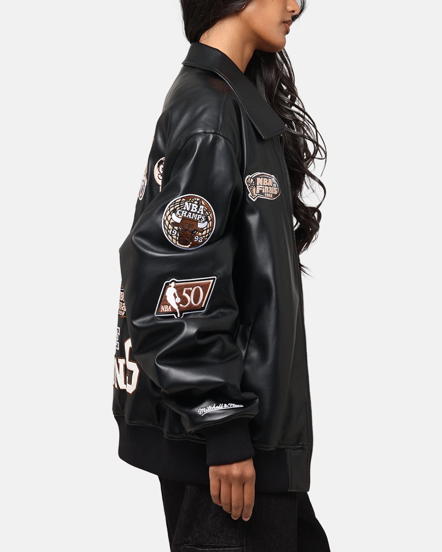 Mitchell & Ness Chicago Bulls 6 Time Jacket Black Convertible Features Eyeliner