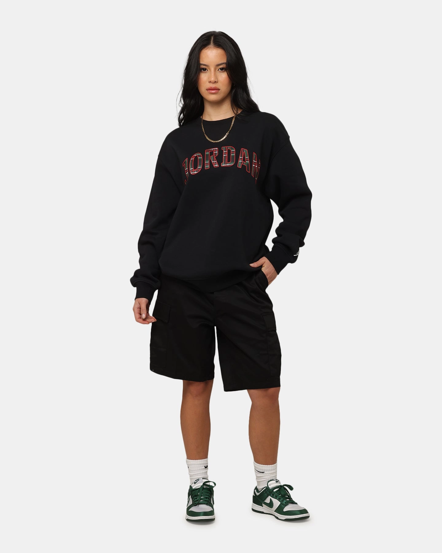 Dynamic Compression Fit Many Pockets Jordan Essentials Holiday Fleece Crewneck Black/Sail