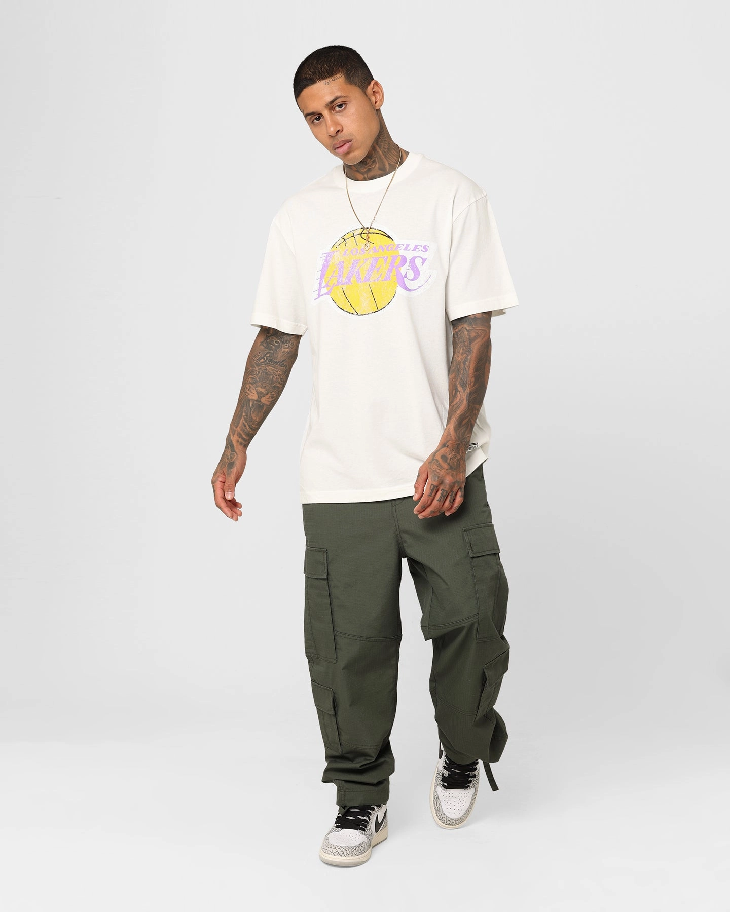 Layered Style Mitchell & Ness Los Angeles Lakers Oversized Logo T-Shirt Vintage White