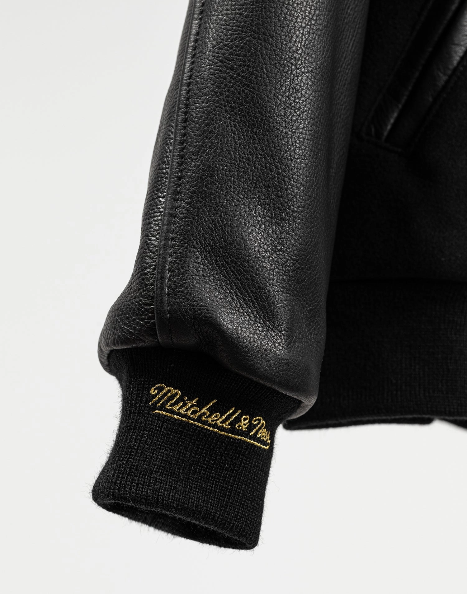 CULTURE KINGS 10 YEAR ANNIVERSARY PACK BLACK/GOLD suitable for weekend getaways