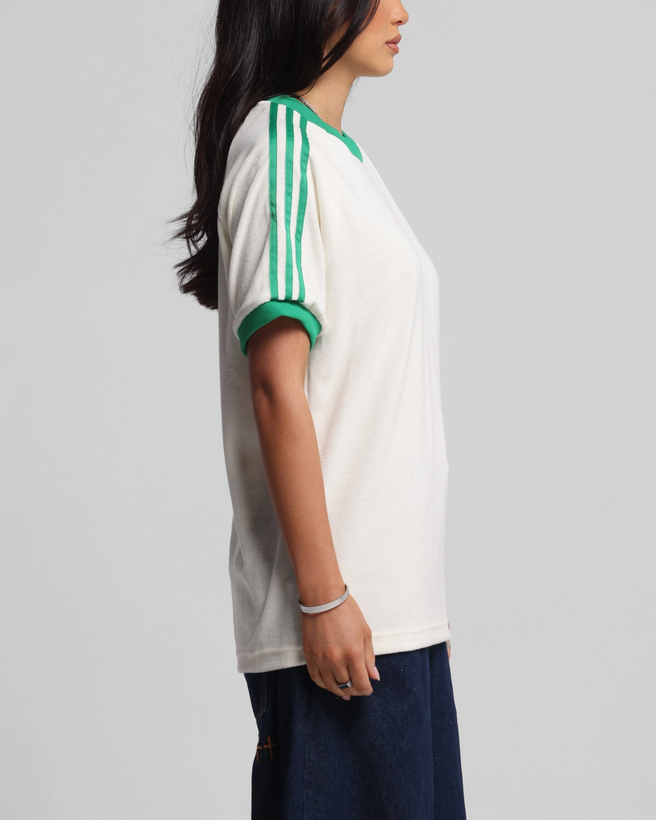 Reinforced Shoulders Classic Outfit Style Adidas Originals 70's Cali T-Shirt Off White