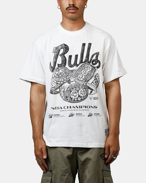 Mitchell & Ness Chicago Bulls 3 Rings T-Shirt Vintage White Reinforced Collar Low Impact Manufacturing