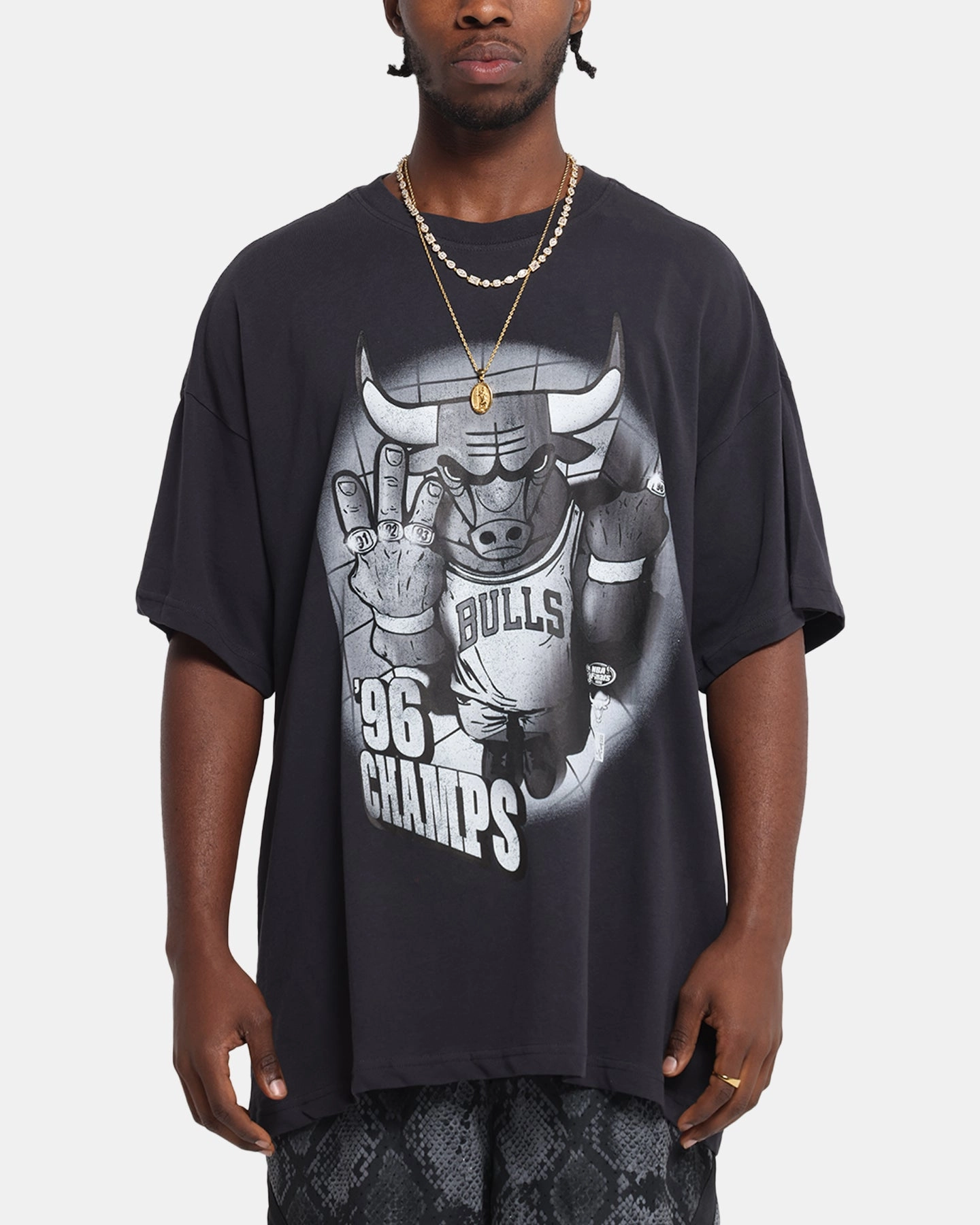 Mitchell & Ness Chicago Bulls 4-Time Champions T-Shirt Overdyed Black Soft Touch Texture