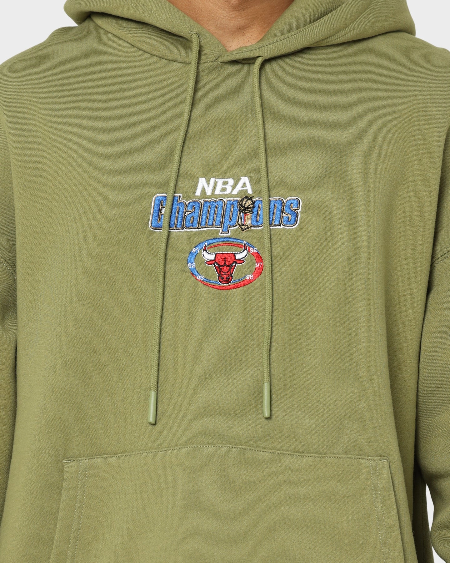Multi Pocket System suitable for sports games Mitchell & Ness Chicago Bulls Anniversary Hoodie Olive