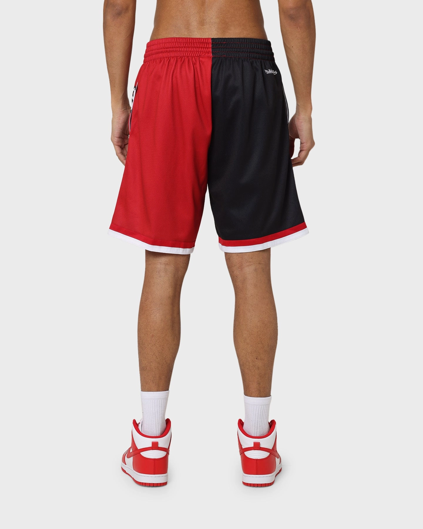 Effortless Look Mitchell & Ness Chicago Bulls Big Face 5.0 Shorts Black