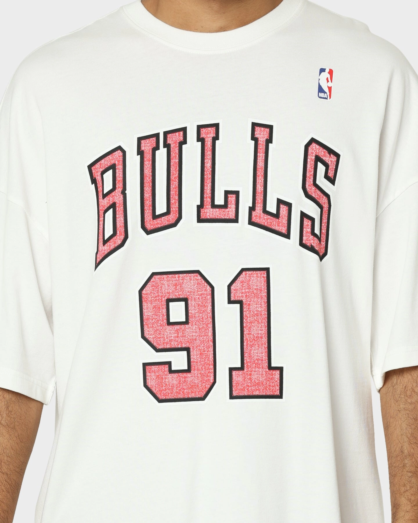 Solid color purity Mitchell & Ness Chicago Bulls Dennis Rodman #91 N & N Oversized T-Shirt Vintage White