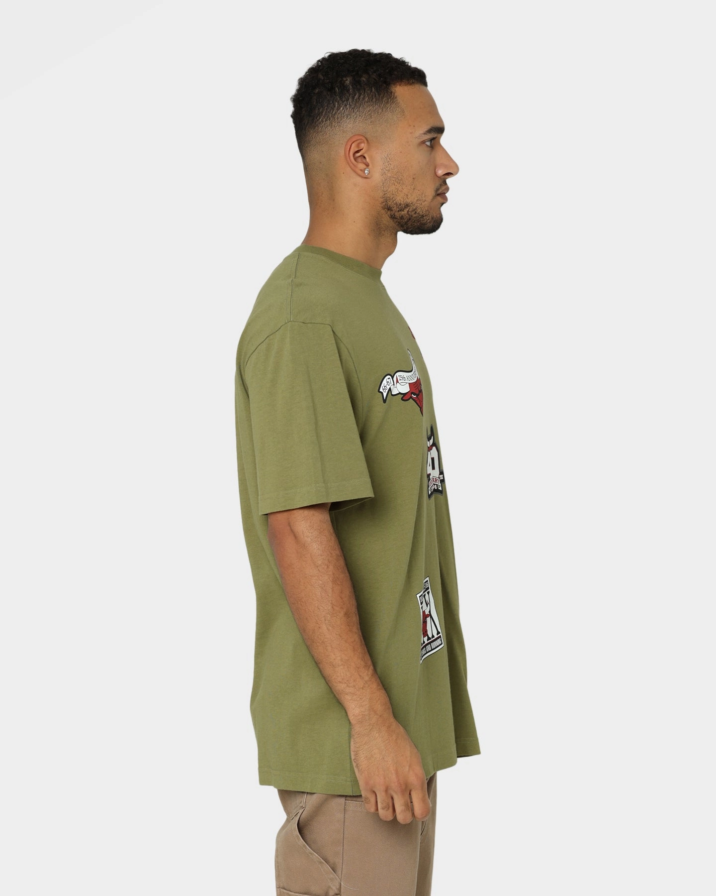 Wrinkle Resistant Finish Reinforced Shoulder Stitching Mitchell & Ness Chicago Bulls Flight T-Shirt Faded Olive