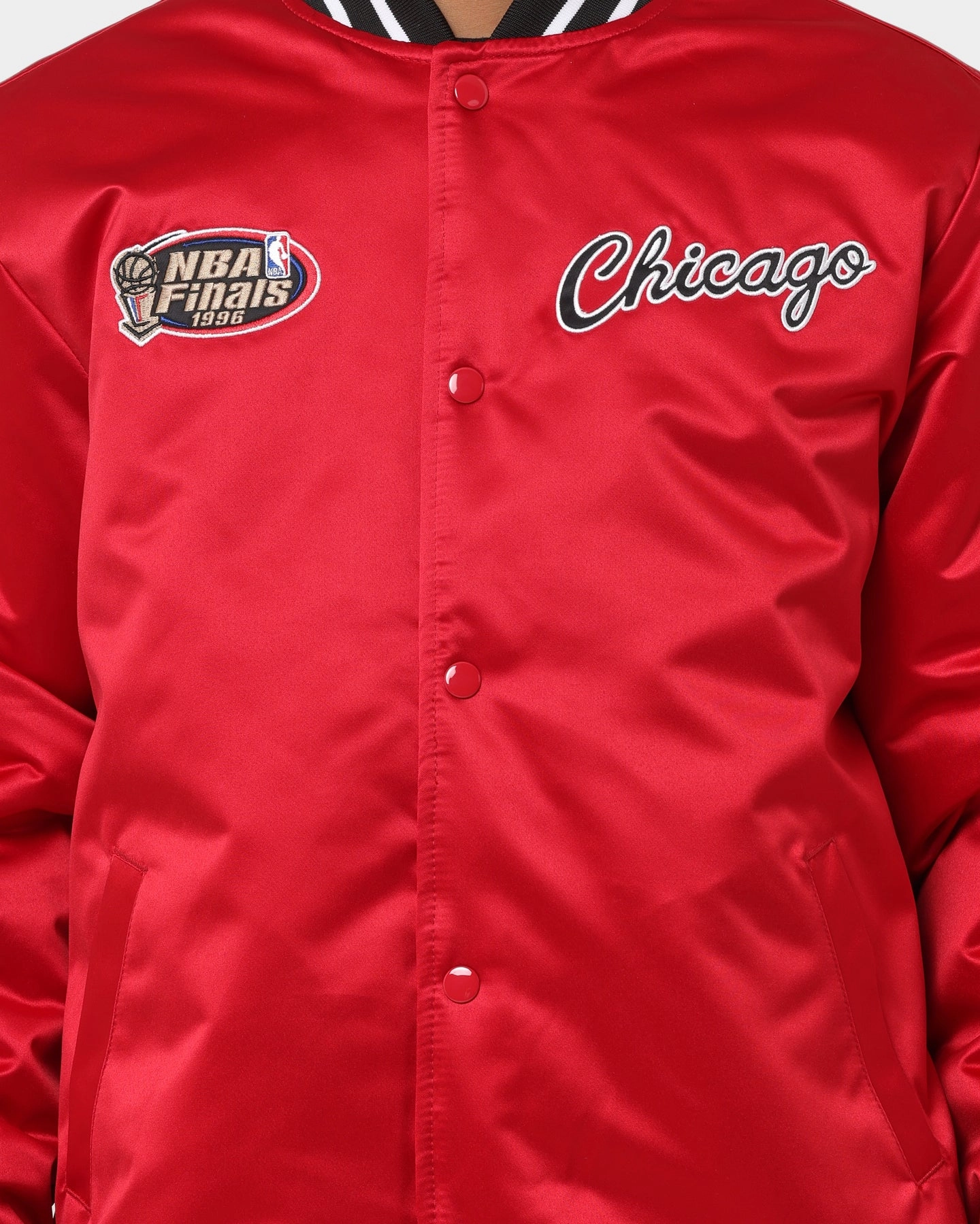Record Mitchell & Ness Chicago Bulls Heavyweight Satin Jacket Scarlet