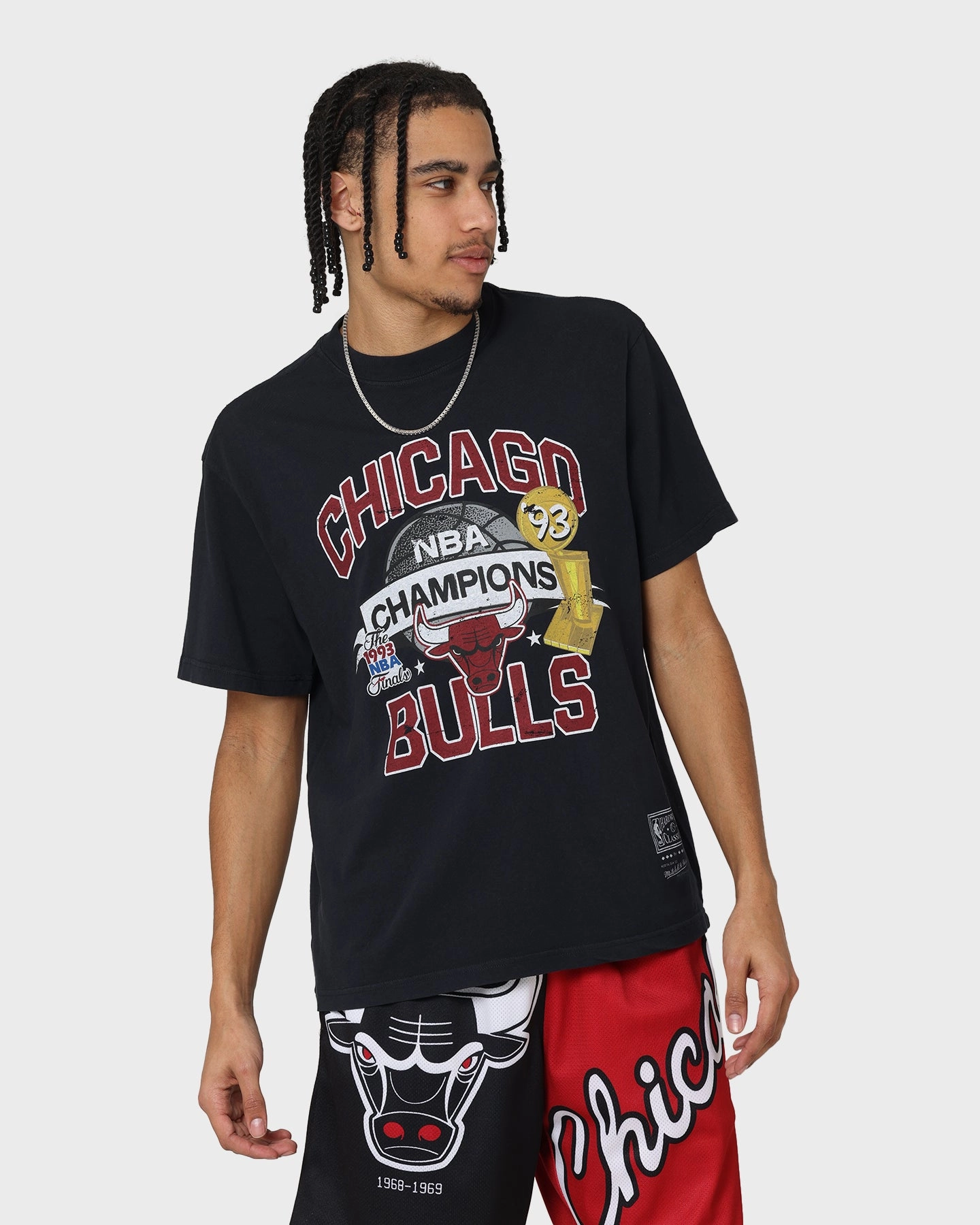 Layered Neckline Mitchell & Ness Chicago Bulls Team History Vintage T-Shirt Faded Black