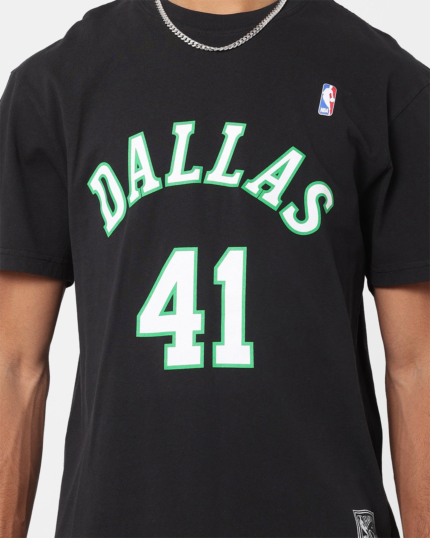 Mitchell & Ness Dallas Mavericks Dirk Nowitzki Player N&N T-Shirt Vintage Black Comfy Essentials TexturedWeavePattern