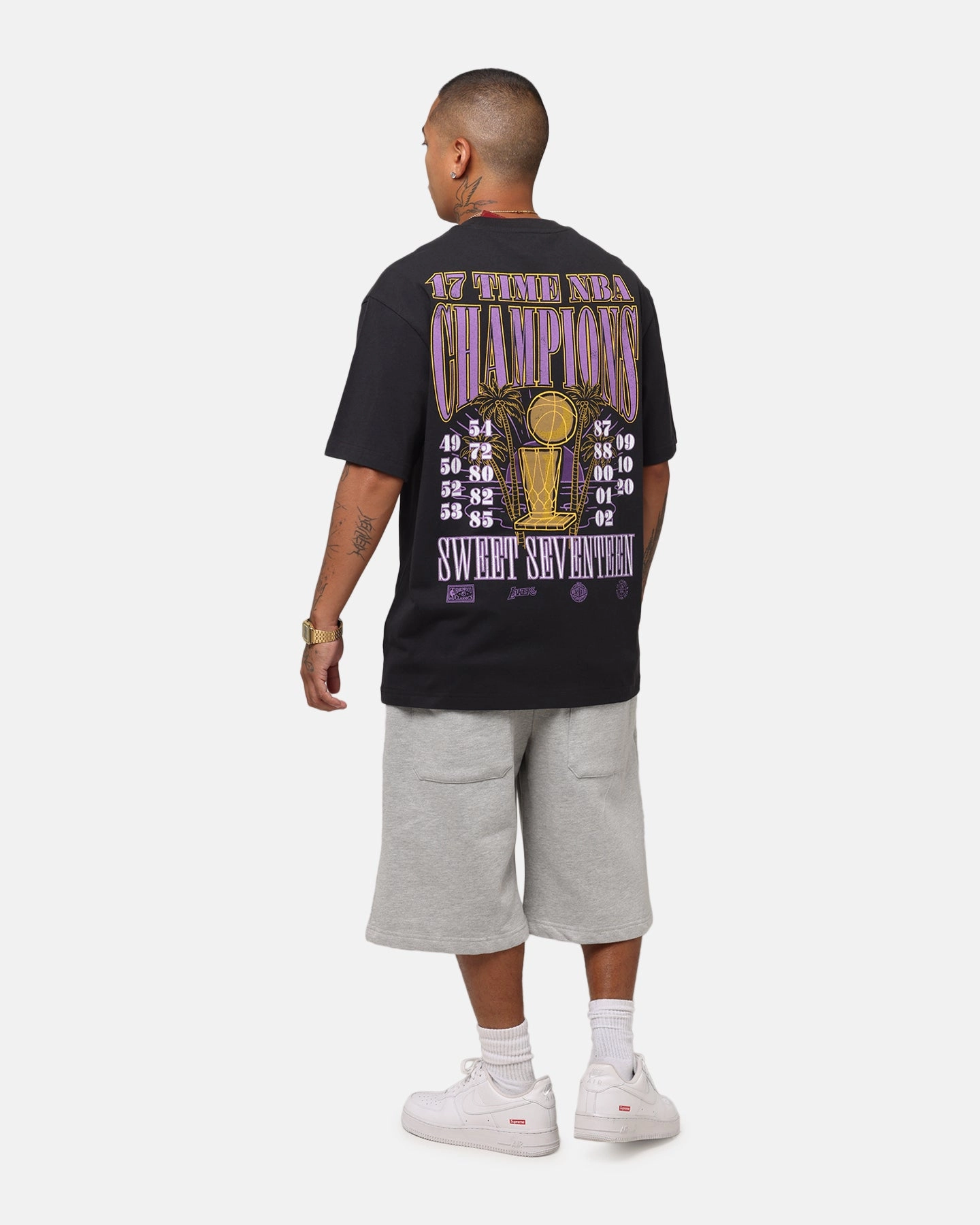 Trendy Vibes Wear Mitchell & Ness Los Angeles Lakers 17-Time NBA Champions T-Shirt Faded Black