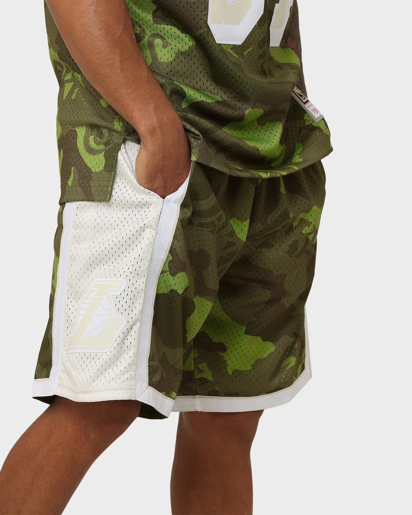 MultiPocket Design Trendy Fit Mitchell & Ness Los Angeles Lakers '96-'97 Camo Swing Shorts Green Camo