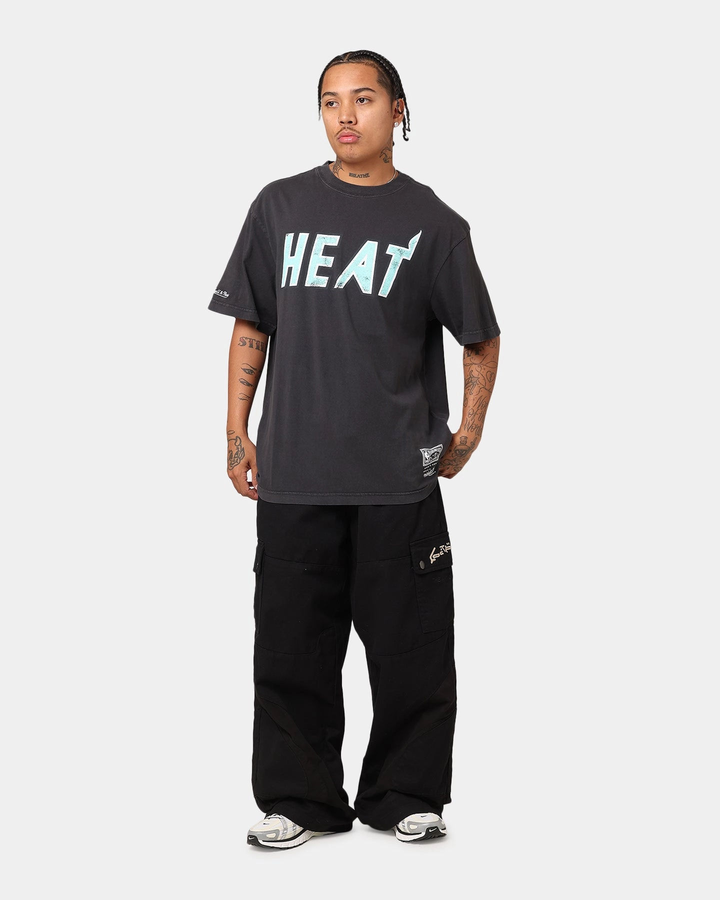 Mitchell & Ness Miami Heat Ice Blue Logo T-Shirt Faded Black Trendy Fabric Flatlock stitching