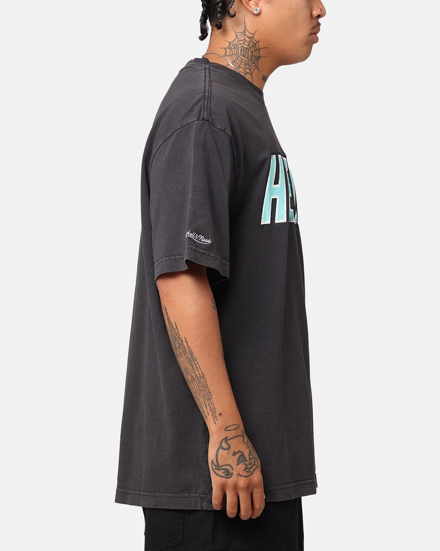 Mitchell & Ness Miami Heat Ice Blue Logo T-Shirt Faded Black Essential Fit Solid color purity