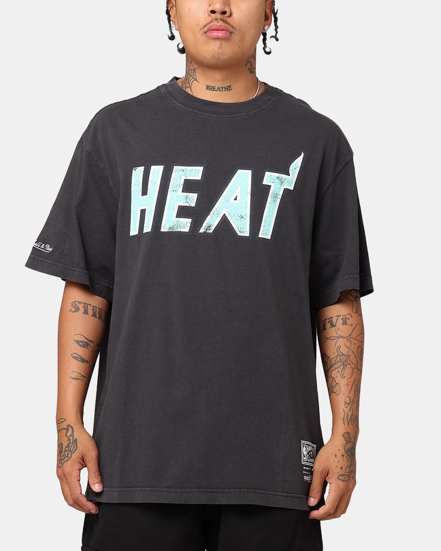 Mitchell & Ness Miami Heat Ice Blue Logo T-Shirt Faded Black Cozy Feeling