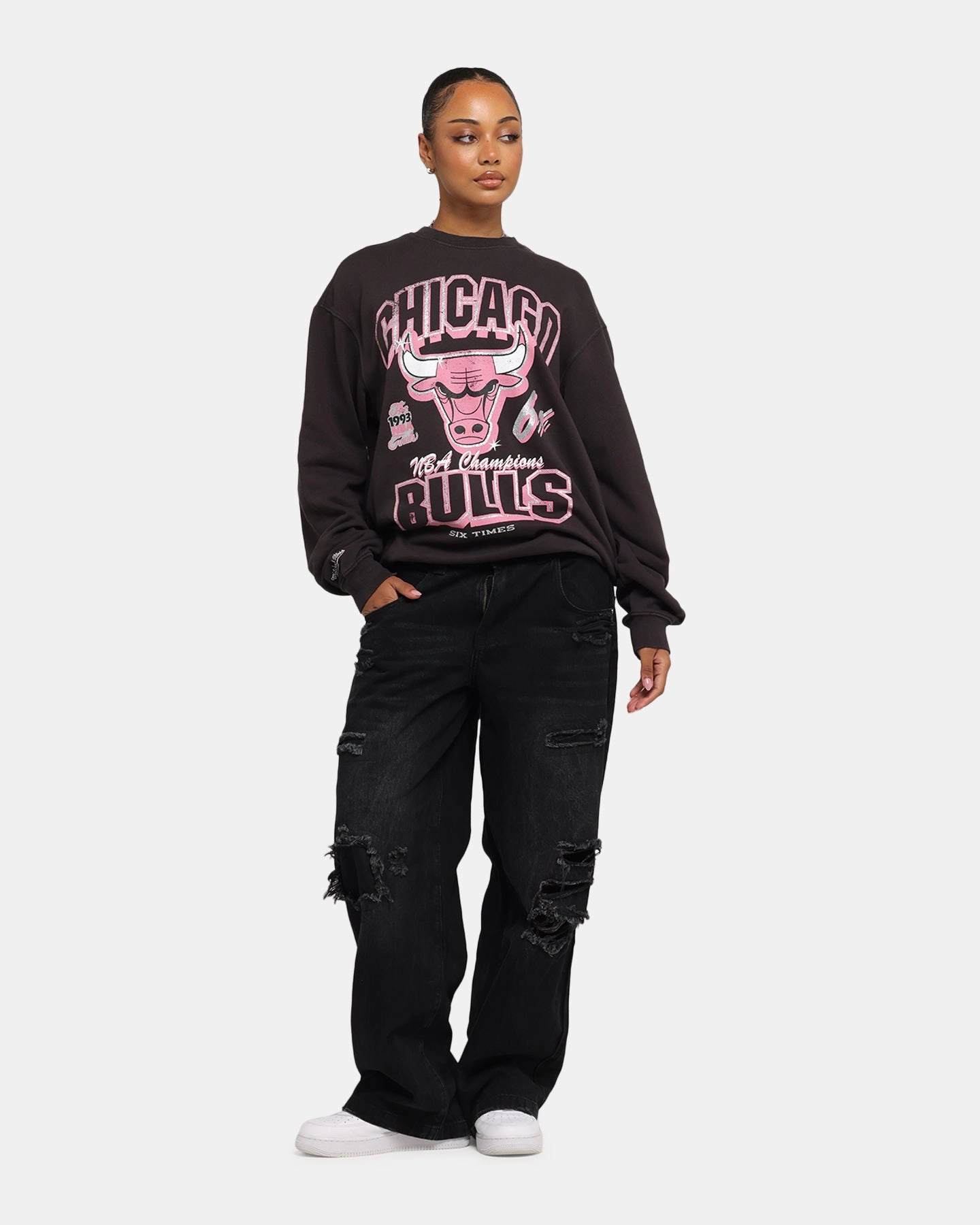 Mitchell & Ness Women's Chicago Bulls Arch Logo Crewneck Overdyed Black Light Padding