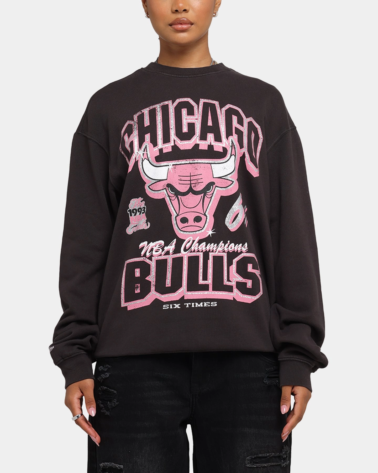 Mitchell & Ness Women's Chicago Bulls Arch Logo Crewneck Overdyed Black Go Anywhere Wear Outdoor Adventure
