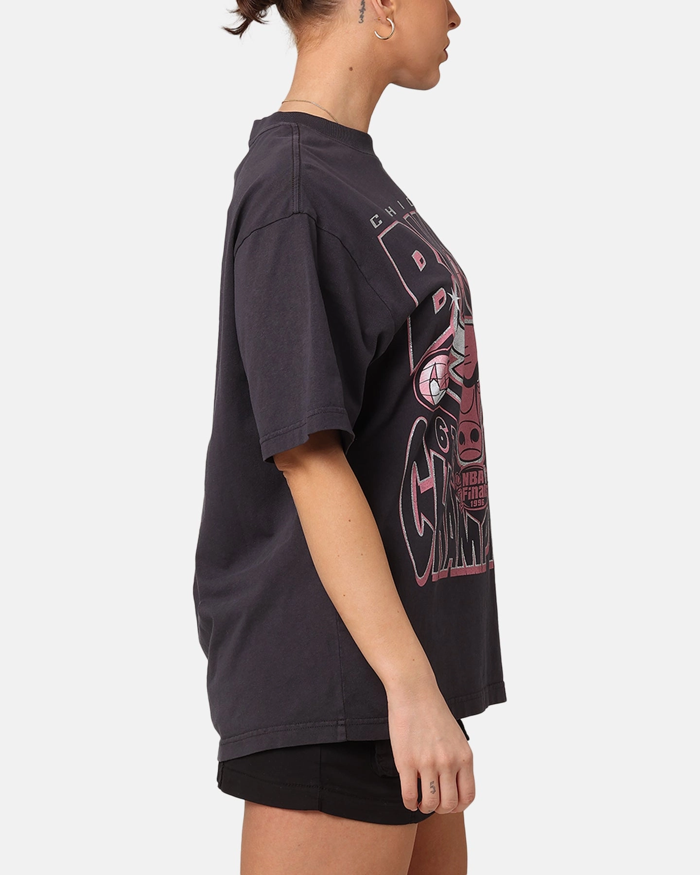 Mitchell & Ness Women's Chicago Bulls NBA Champs Glitter T-Shirt Overdyed Black Outdoor Smart