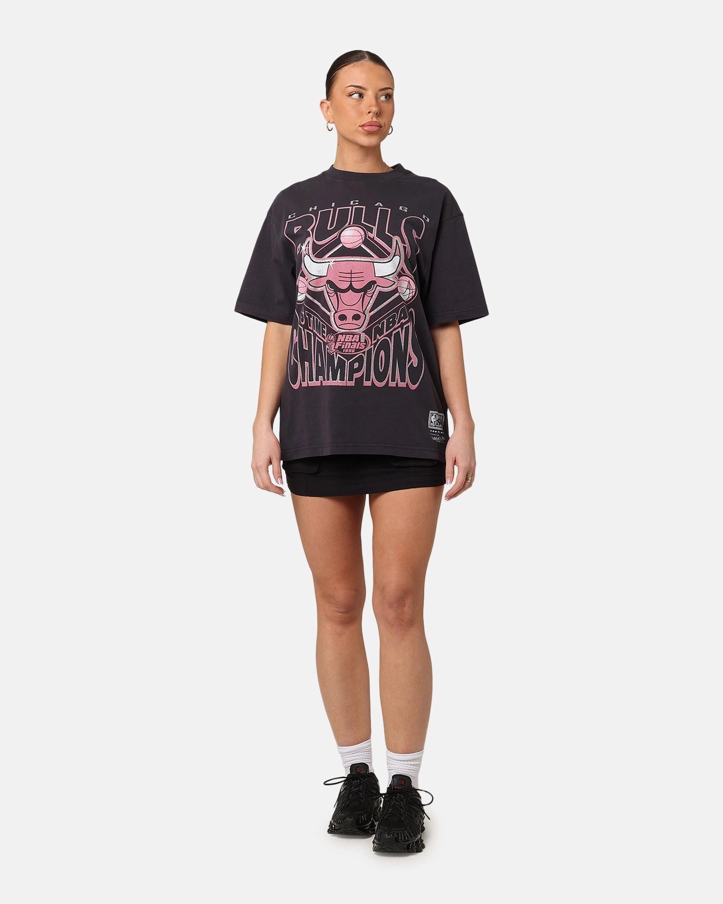 Mitchell & Ness Women's Chicago Bulls NBA Champs Glitter T-Shirt Overdyed Black PreShrunkCotton Adaptable
