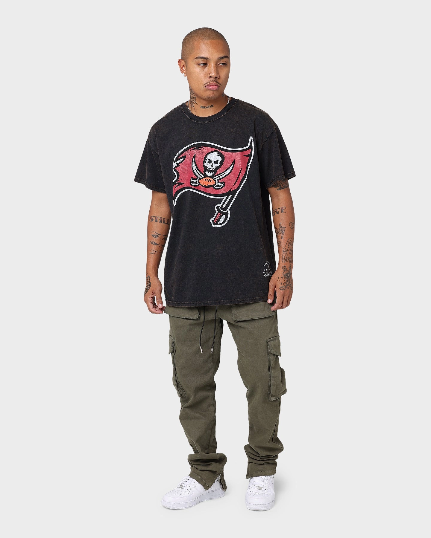 Mitchell and Ness Tampa Bay Buccaneers Oversized Extra Large Logo T-Shirt Vintage Black Comfortable and stylish