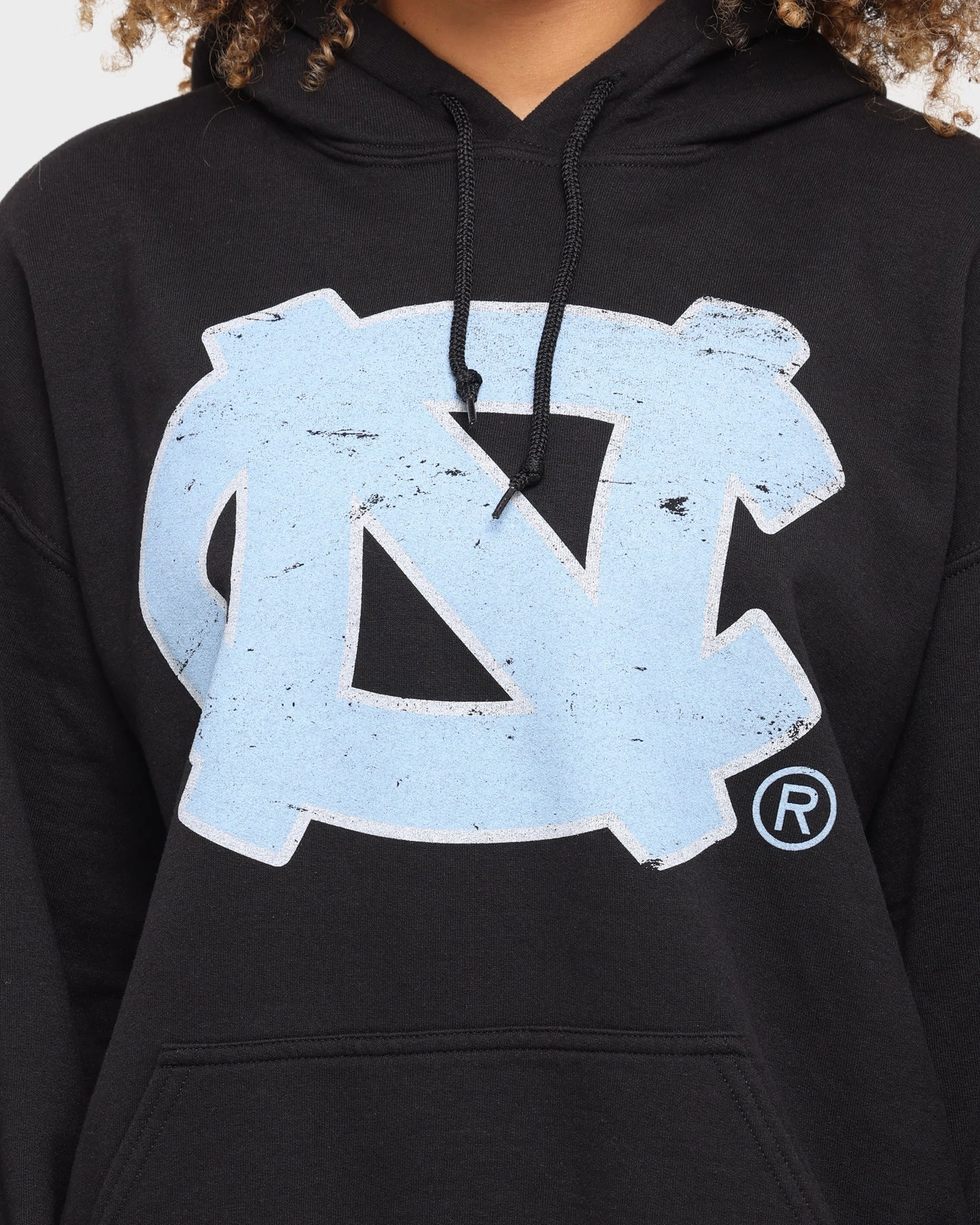 NATIONAL COLLEGIATE ATHLETIC ASSC UNC Tar Heels Team Crest Vintage Hoodie Vintage Black Indoor Outdoor Style