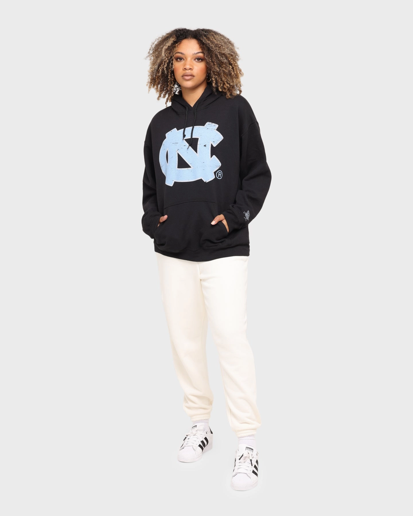 NATIONAL COLLEGIATE ATHLETIC ASSC UNC Tar Heels Team Crest Vintage Hoodie Vintage Black OdorControl Treatment