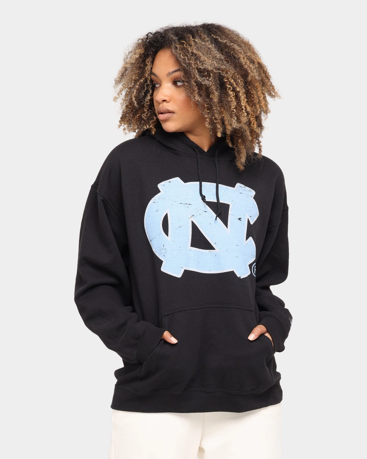 Anti Slip Collar NATIONAL COLLEGIATE ATHLETIC ASSC UNC Tar Heels Team Crest Vintage Hoodie Vintage Black