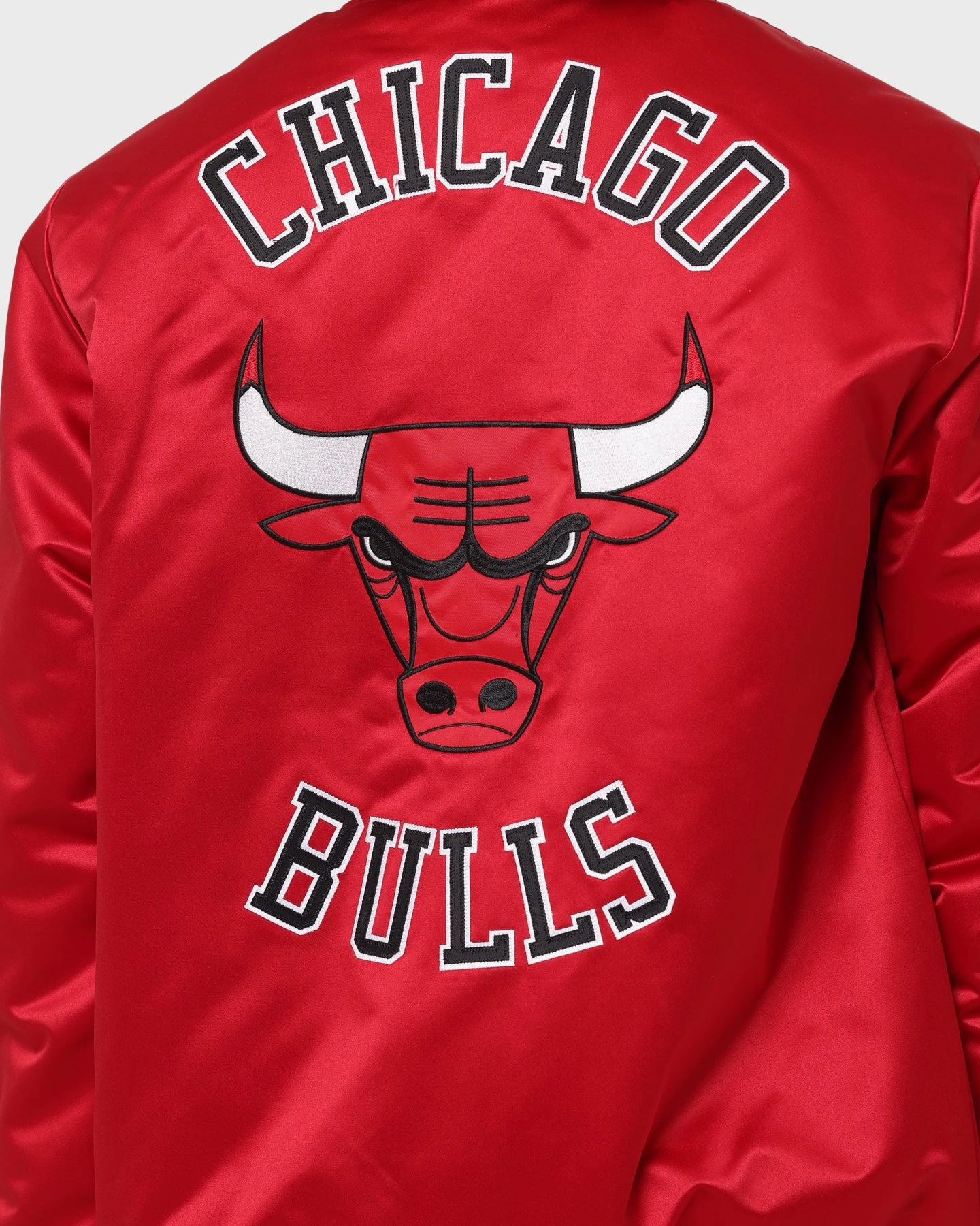 TailoredSilhouette Mitchell & Ness Chicago Bulls Heavyweight Satin Jacket Scarlet