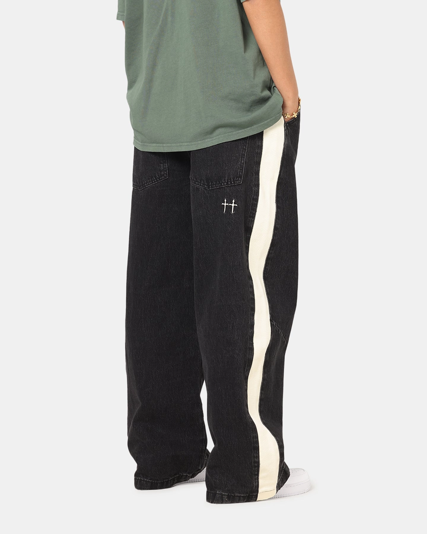 Work Meeting Trendy Modern Minimalist Utility Look Saint Morta Amplus Sidewinder Jeans Black/Off White