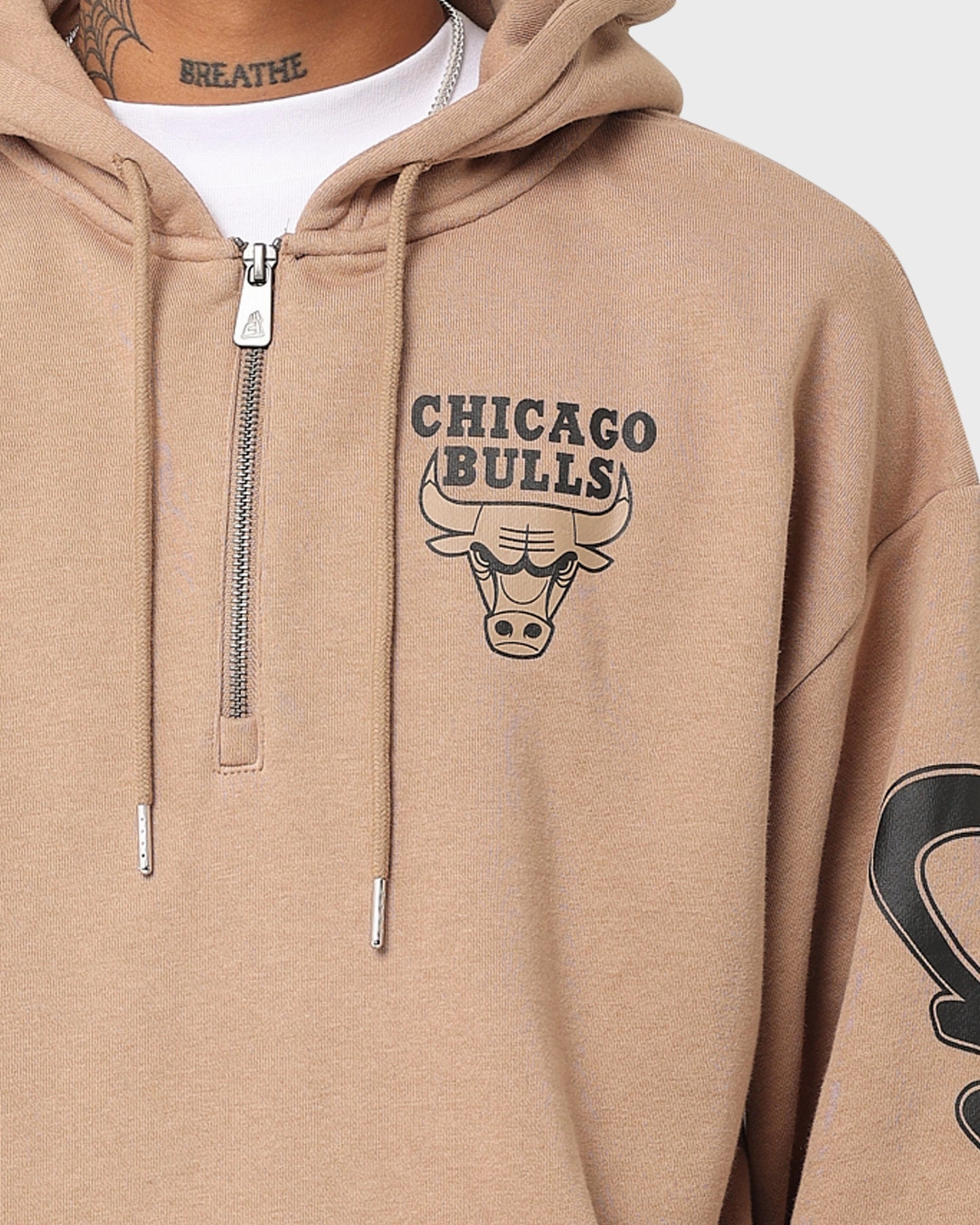 Anti Static Finish New Era Chicago Bulls Sleeve Script Hoodie Khaki/Black