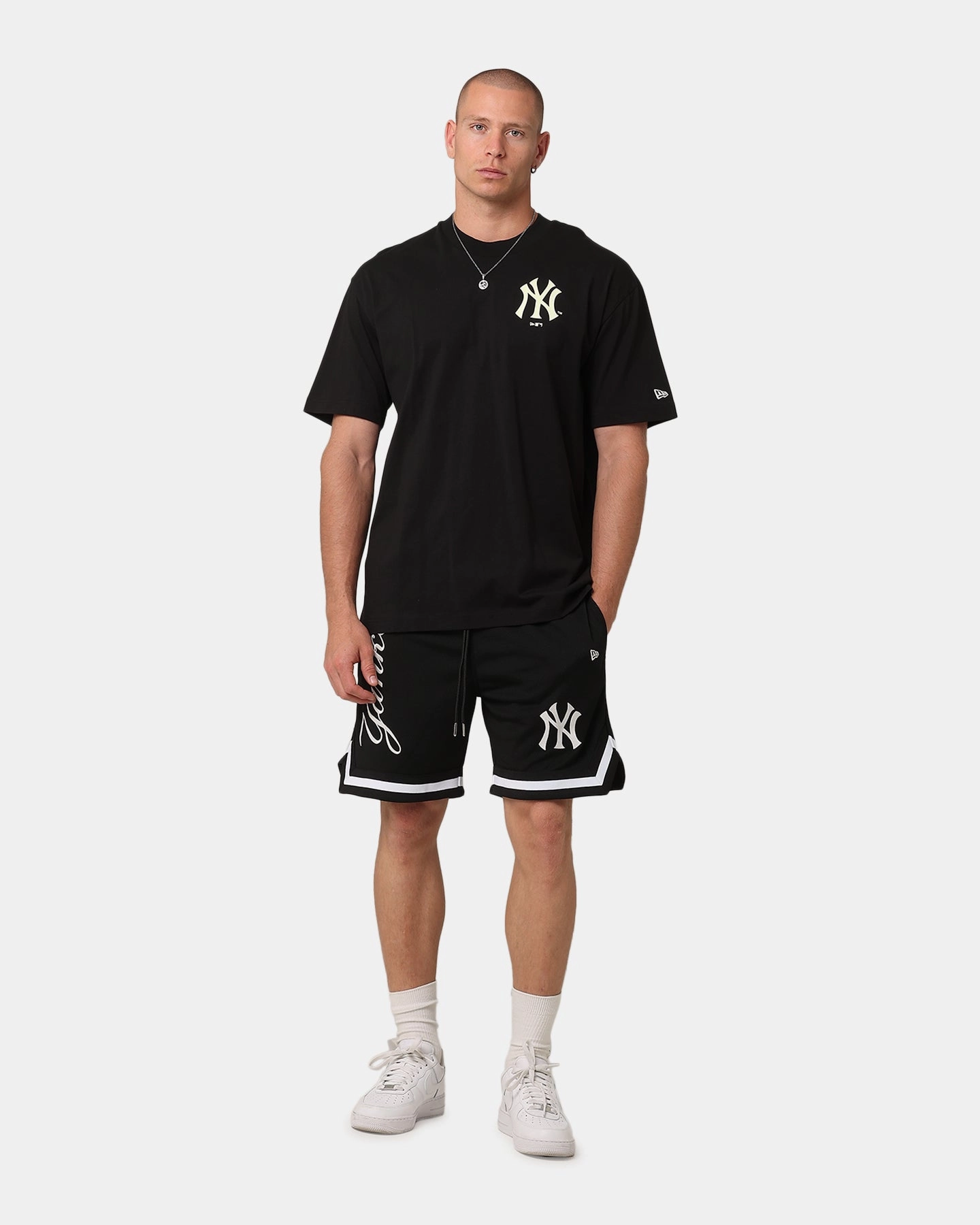 Pilates wear New Era New York Yankees Mesh Glow Shorts Black