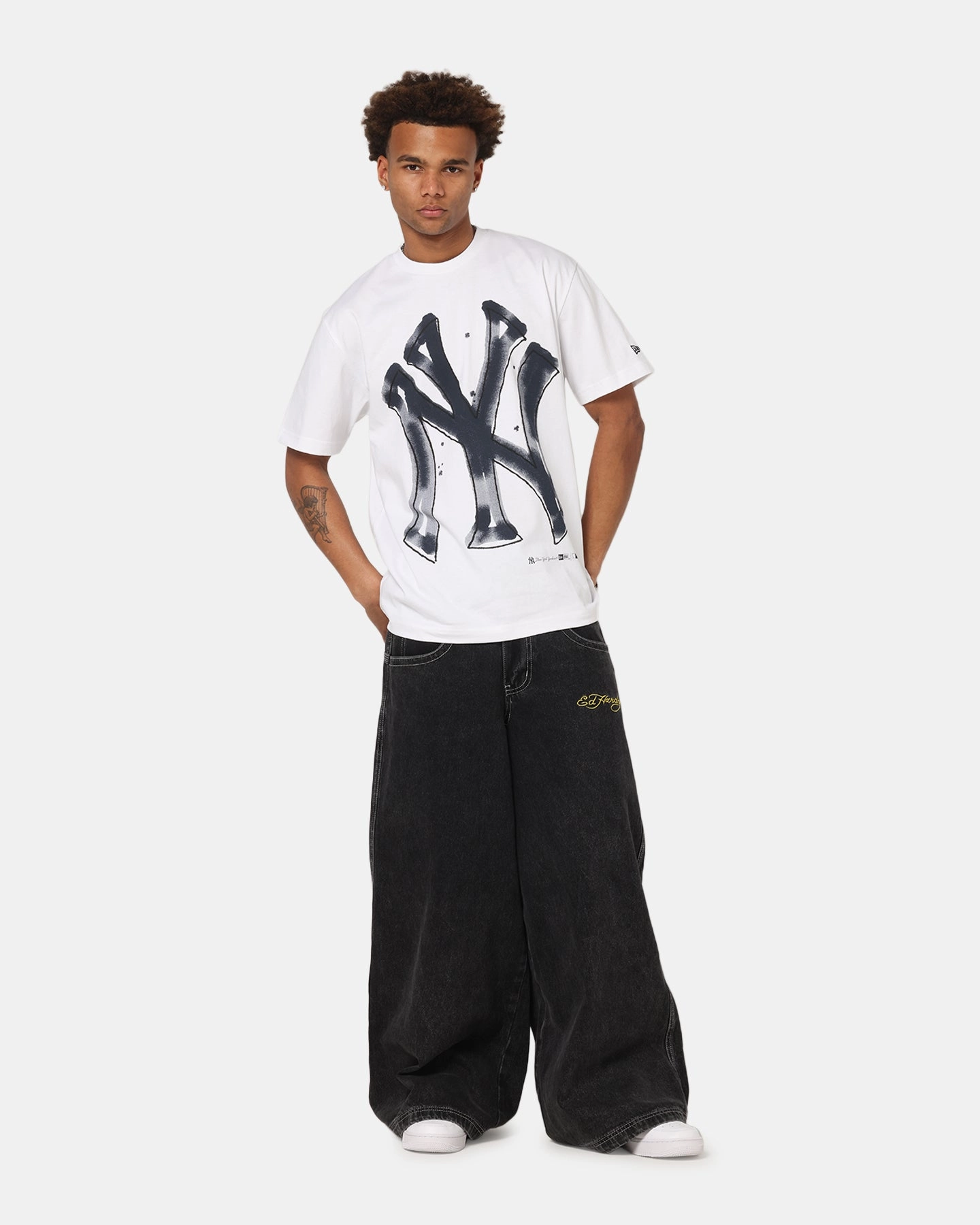 New Era New York Yankees Oversized Paint T-Shirt White Soft Wearable Weekend Wardrobe