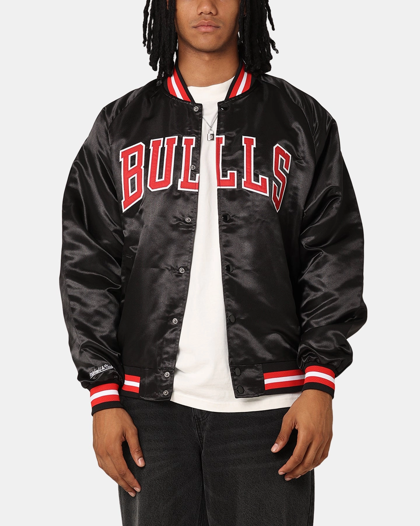 Noise Free Fabric Trail Style Mitchell & Ness Chicago Bulls Lightweight Satin Jacket Black