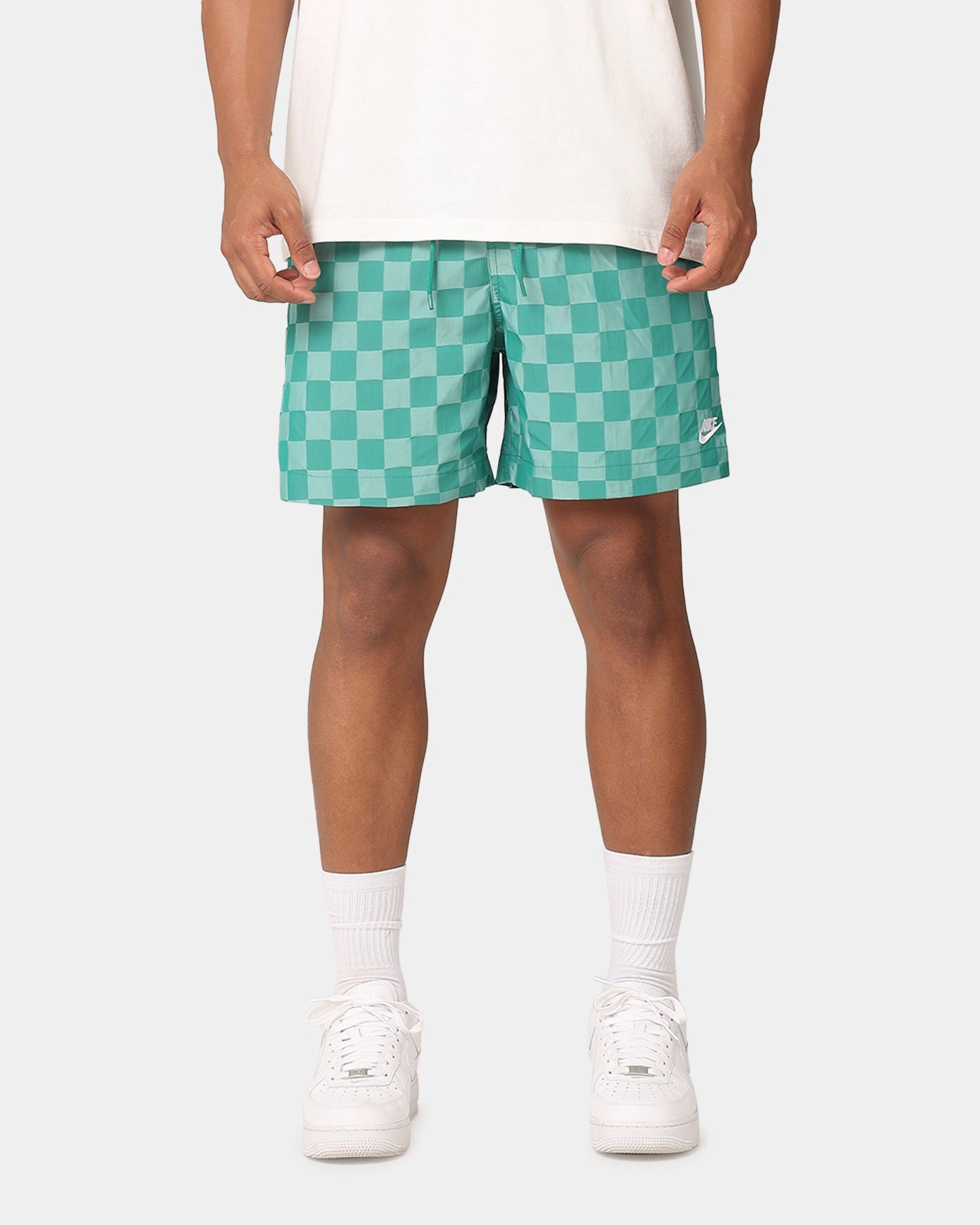 Business casual Nike Club Flow Shorts Malachite/White